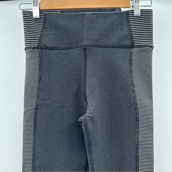 Offline by aerie Gray &‎ White Striped Mid Rise 7/8 Ankle Leggings Sz S NEW - Picture 2 of 11